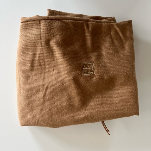 TOTEME Belted Leather Tote Bag - Picture 15 of 16